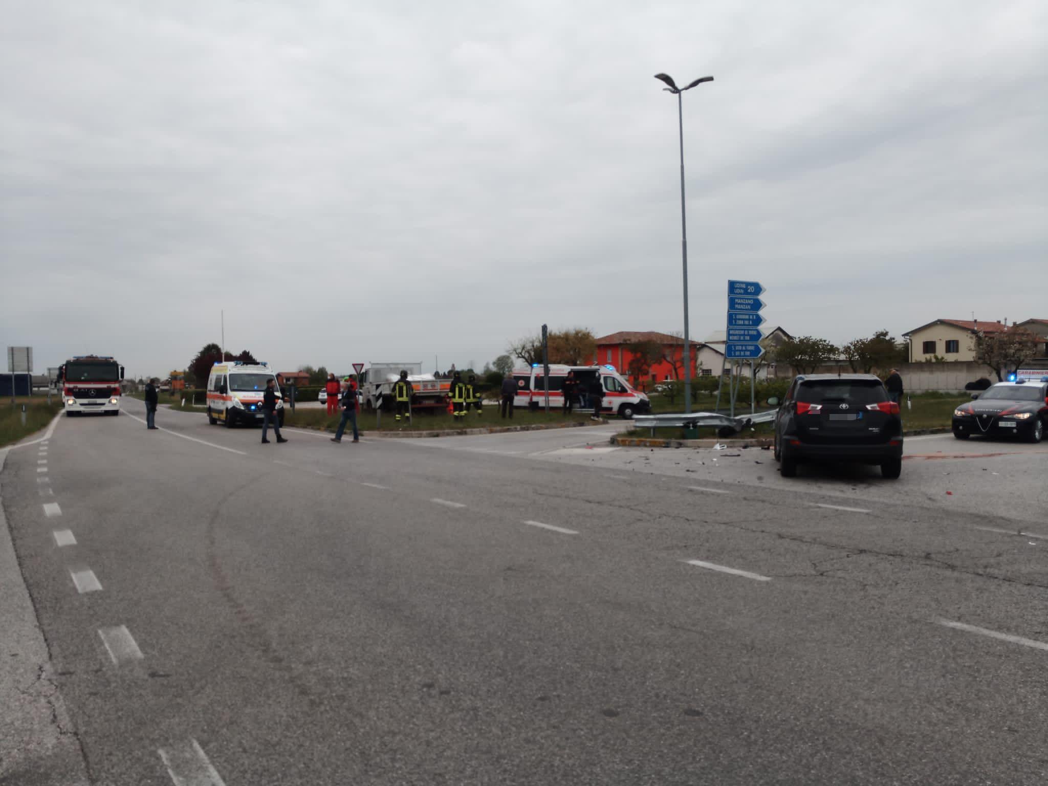 Scontro tra camion e suv all'incrocio di San Vito al Torre, famiglia ferita